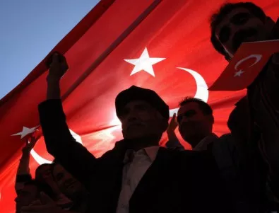 Протестиращи и членове на управляващата партия се сбиха в Турция 