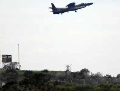 Военен самолет се разби в Либия