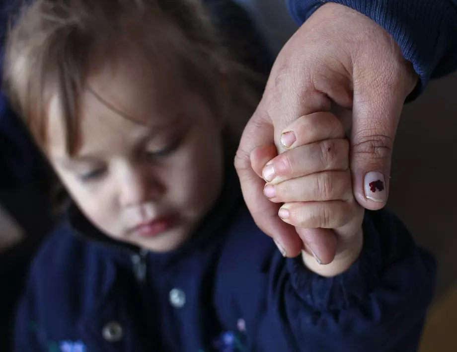 Над 1300 деца са в регистъра за осиновяване, повече от половината имат здравословни проблеми