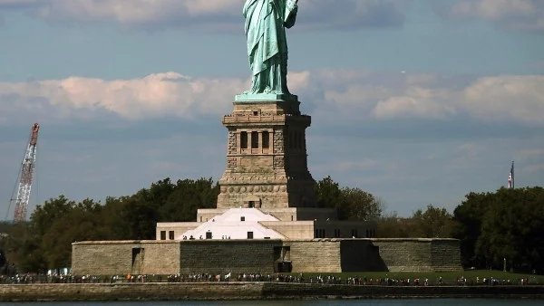 Статуята на Свободата пристига в Ню Йорк
