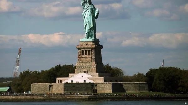Жена се покатери на Статуята на Свободата (ВИДЕО)