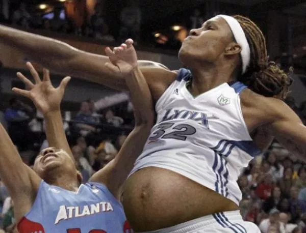 Бременна в 8-ия месец баскетболистка донесе шампионска титла на тима си