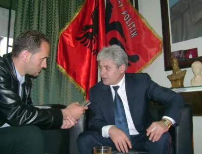 Али Ахмети: Албанците вземат албански паспорти, ако не се реши за името на Македония