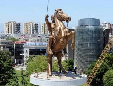 Новата власт в Македония започва да премахва паметниците от 