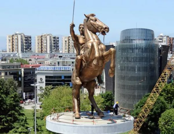 Новата власт в Македония започва да премахва паметниците от "Скопие 2014"