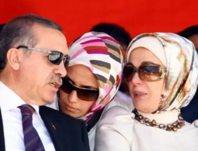 Жената на Ердоган скандализира с изказване за харемите
