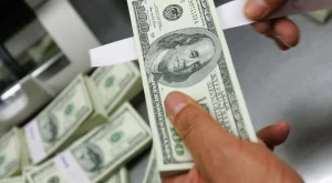 Доларът продължи възхода си спрямо еврото и йената