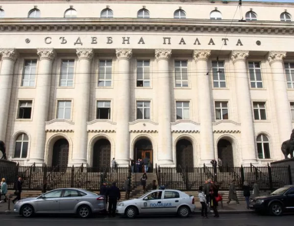 Протест под пред съдебната иска оставката на Цацаров