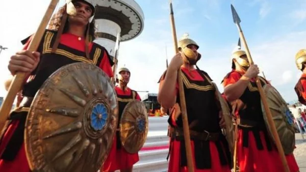 Гръцката опозиция обвини правителството, че приема македонски език и македонска националност