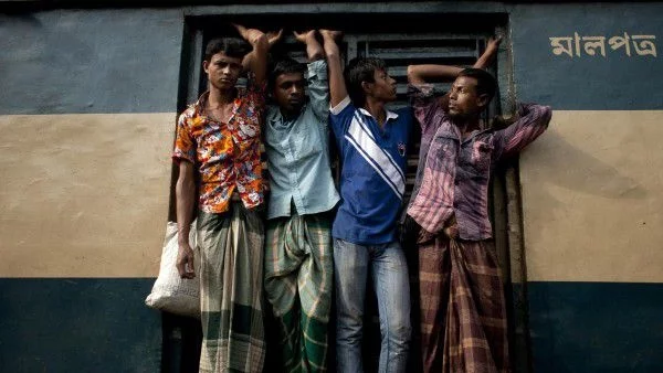 Десетки загинали при дерайлиране на два влака в Индия 