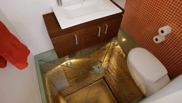 Модерна тоалетна в асансьорна шахта