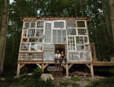 Влюбени напуснаха работа, за да построят стъклена къща за $500