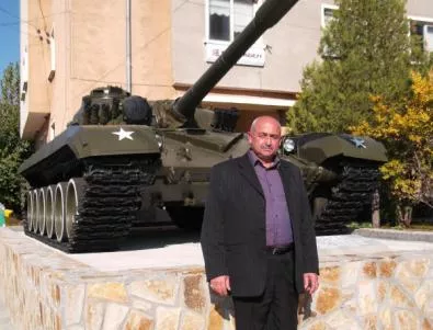 Пазарджишко село се въоръжи с танк