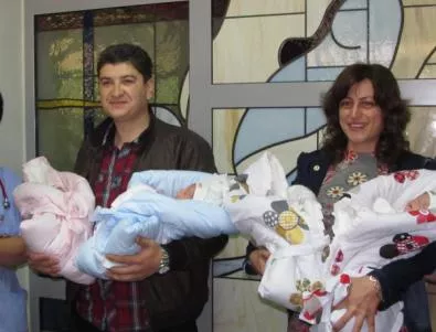 Семейството на четиризнаците получи общинско жилище