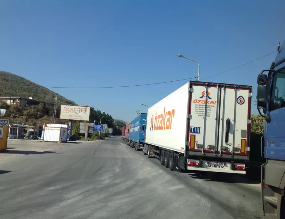 Срив на "Калотина" ограничава движението на камиони