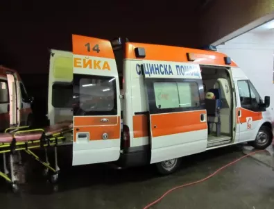 Трамвай блъсна линейка в София, пострадали са медици