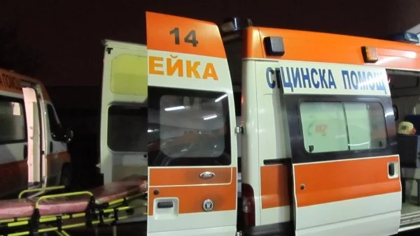 Мъж удари жена си с брадва, нагълта се със син камък