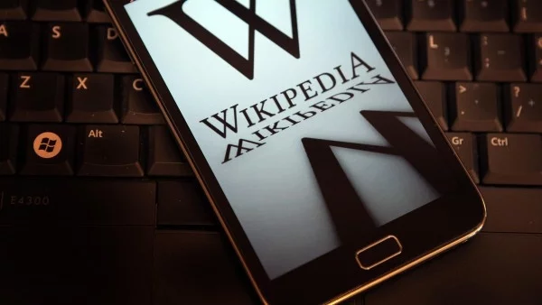 Стартира виртуалната енциклопедия Уикипедия