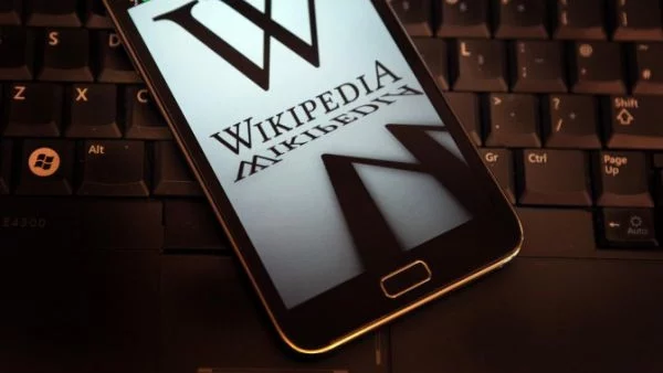 Стартира виртуалната енциклопедия Уикипедия