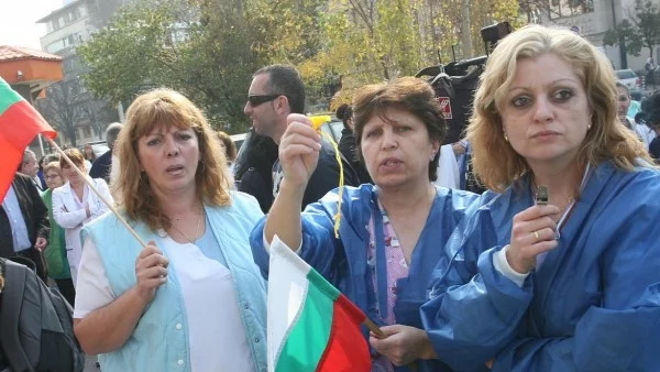 Лекарите излизат на едночасов протест