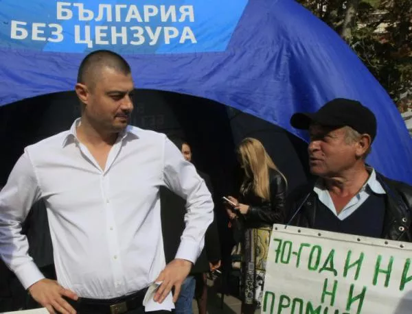 Бареков разпъна палатки пред президентството, иска избори 3 в 1