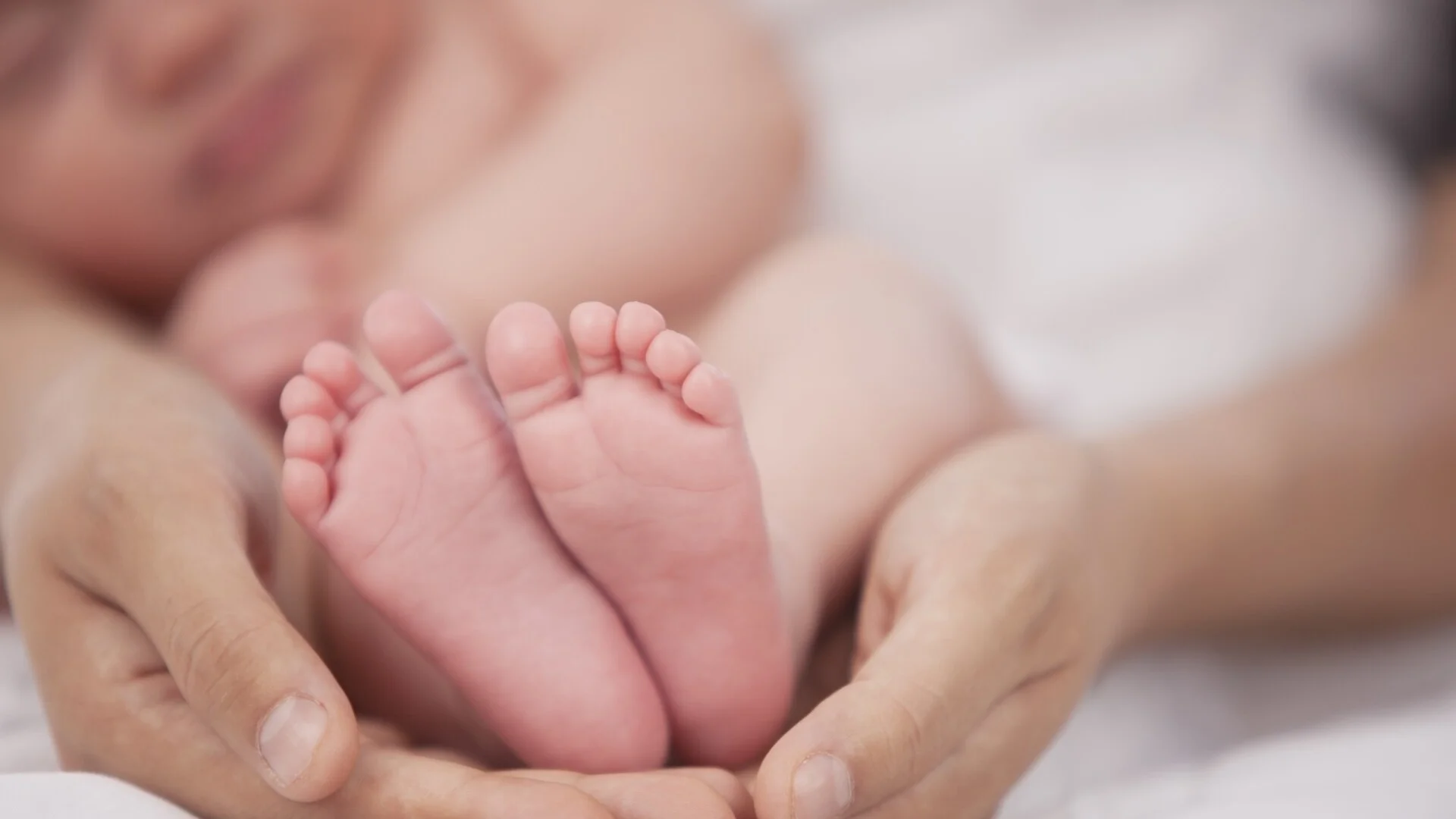 Бременна с близнаци роди едното бебе в линейка, а другото в болницата