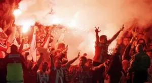 Феновете на Цървена звезда се изгавриха с агитката на съперник (ВИДЕО)