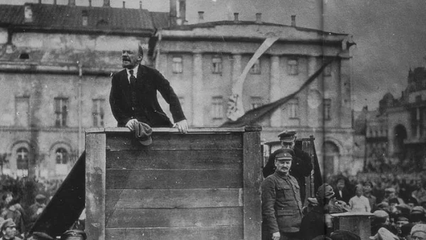 Започва Октомврийската революция в Русия