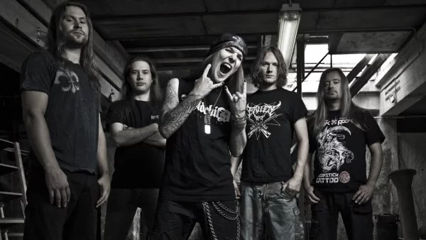 Children of Bodom загряват с люти чушки преди концерта си в София