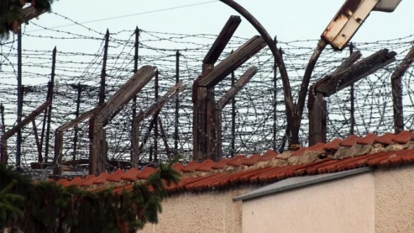 Двамата избягали затворници най-вероятно още са в България