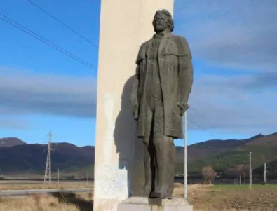 Опитаха се да откраднат паметника на Димитър Благоев в подножието на 