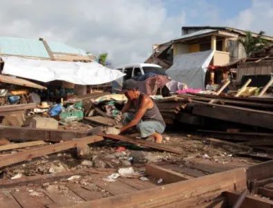 Тайфунът Хайян наложи евакуацията на над 125 хиляди души във Филипините