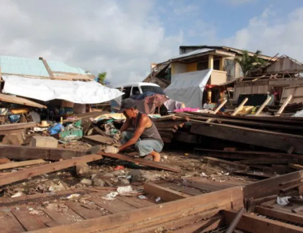 Загинали и при тайфуна във Филипините 