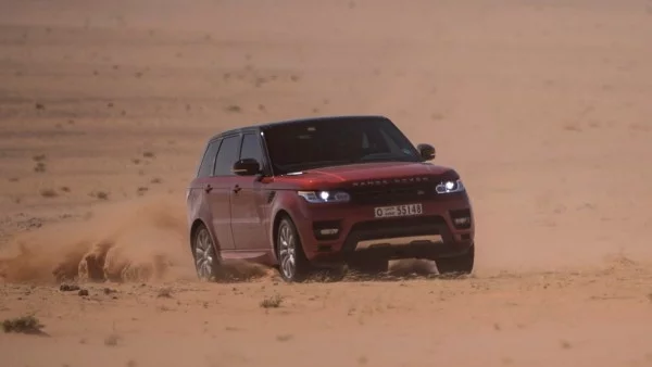 Range Rover Sport с рекорден „марш“ през пустинята