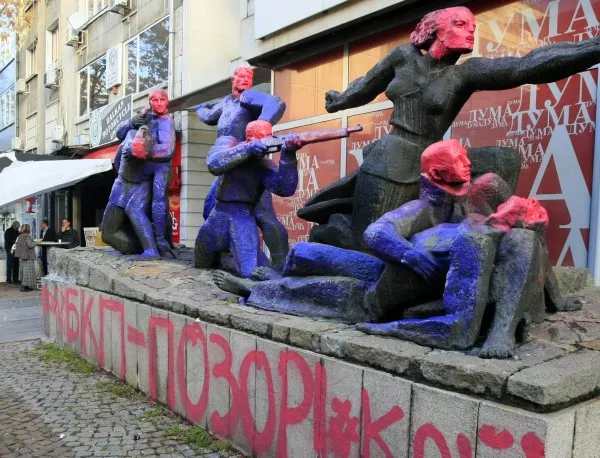 Обвиняват Асен Генов за боядисването на паметника пред централата на БСП