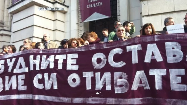 Студентите от Пловдив не си тръгнаха и продължават с протестите