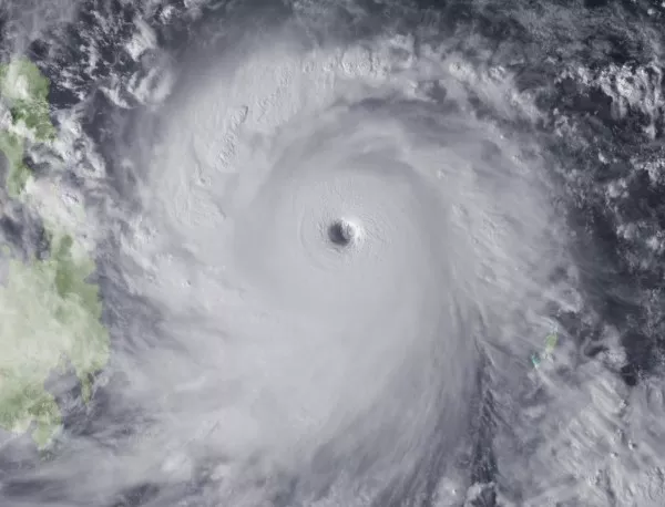 Нов тайфун застрашава Япония, 50 хил. души са предупредени