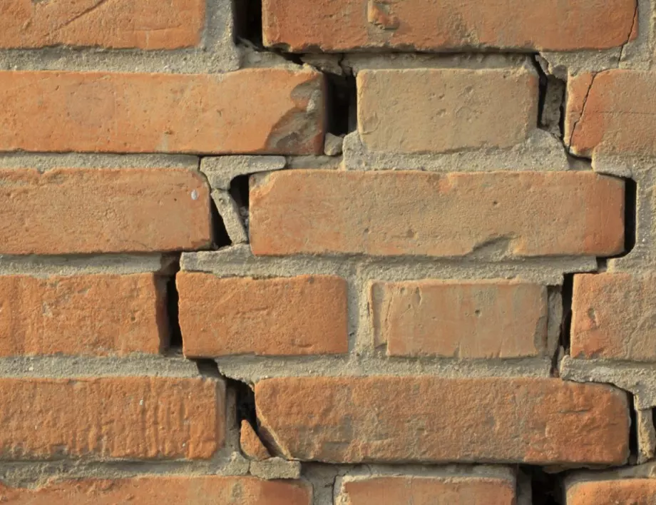 Счупиха тухлена стена: Младежи откраднаха фуражомелка край Плевен
