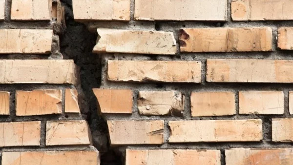 В Хасково се срути ограда на училище