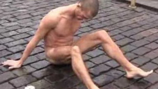 Руски художник закова тестисите си на "Червения площад" в знак на протест (+18)