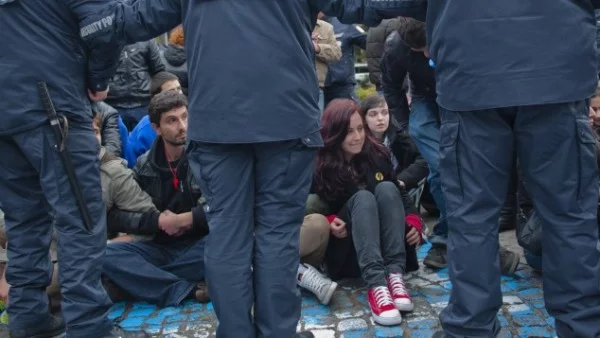 Преподаватели и студенти на протест срещу полицейския произвол