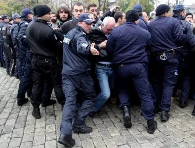 Пазени от полицейски кордони, депутатите се измъкнаха предсрочно от парламента