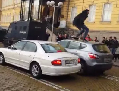 Протестиращ скочи върху колата на Кутев