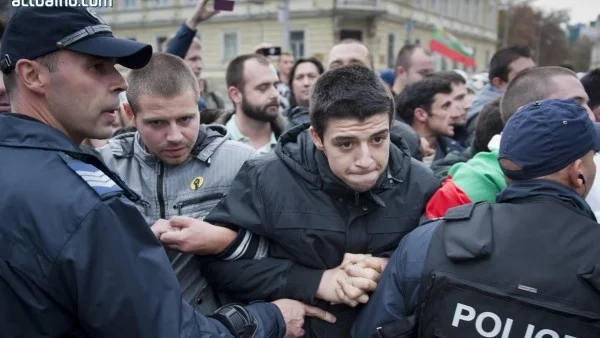 Протестът – окървавен, полицията не се посвени да използва сила 