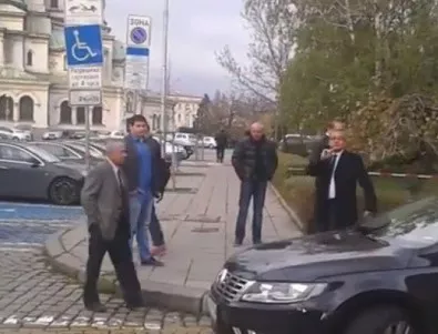 Цонев паркира колата си на място за инвалиди 