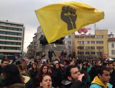 Студентите излязоха от Софийския университет и застанаха пред парламента