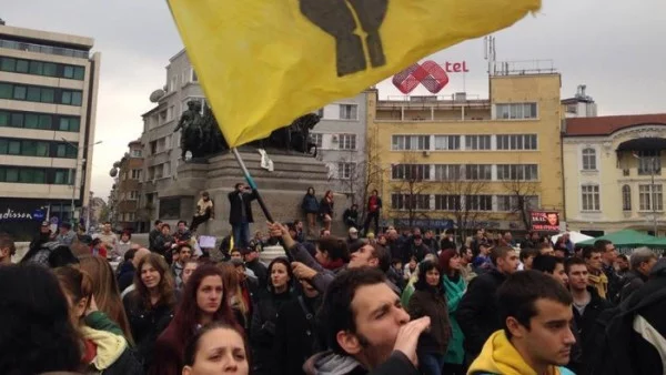 Десетки студенти изиграха „танца на пингвина” пред НС