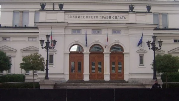 НС успокоява: Няма опасна храна в парламента