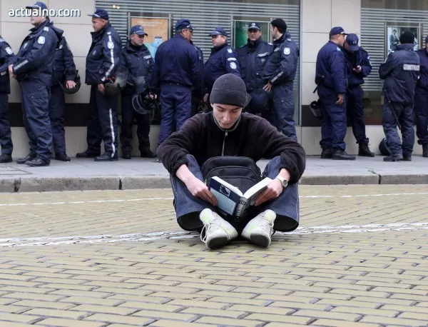 Протестиращ: Обиден съм, че Станишев ме нарича "вандал"