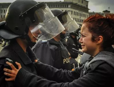 Полицай към протестиращ: Дръж се. Всичко ще е наред